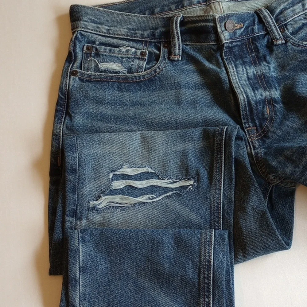 NWT Old Navy Straight Taper Jeans 32x34 33x34 Mid Rise Destroyed Medium Wash - Picture 4 of 11